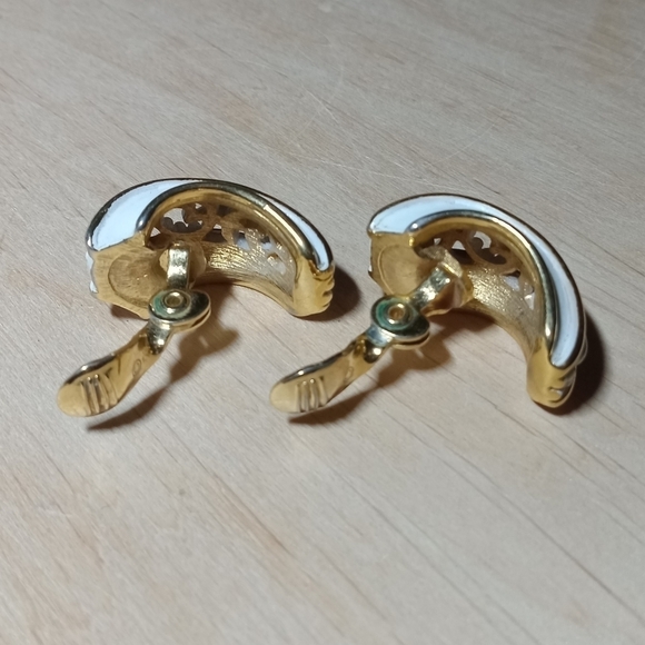 👍 5 for $20 vintage Monet gold tone white enamel half hoop clip on earrings - Picture 4 of 5